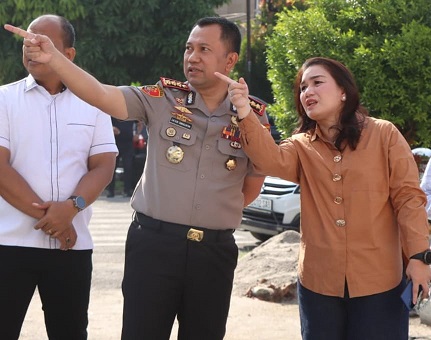 Kapolrestabes Medan Kombes Pol. Dr. Jean Calvijn Simanjuntak, S.I.K. M.H didampinggi Ketua Bhayangkari Cabang Kota Besar Medan Ny. Nelly Calvijn S saat menyambangi TK Kemala Bhayangkari 03 Medan di Jalan H. Misbah, Kelurahan Jati, Kecamatan Medan Maimun. (Foto Ist)