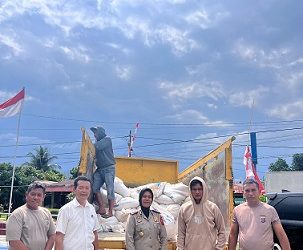 Kapolsek Siantar Selatan IPTU Suhaira Marbun SH bersama personil Pendampingan Penjualan Jagung Petani Binaan ke Bulog Cabang Pematangsiantar