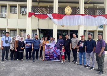 Paris Dakkar Sitohang, SH, MH, dan sejumlah tim penasihat hukum LS guru honorer di Labura yang terancam 12 tahun penjara bersama kalangan guru berfoto di depan halaman PN Rantau Prapat sebelum persidangan. (Foto Ist)