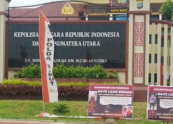 Sumut mendapat kiriman papan bunga dari kalangan guru honorer di Labura atas kasus yang dialami guru berinsial LS. (Foto Ist)