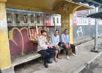 Bhabinkamtibmas Kelurahan Pardomuan AIPDA Hardi N. Silalahi melaksanakan sambang Kamtibmas kepada warga binaan di Jalan Merdeka