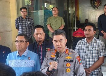 Direktur Ditreskrimum Polda Sumut Kombes Cornelis M Simanjuntak didampinggi Kabid Humas Kombes Ferry Walintukan, Kasubdit III Jatanras Kompol Jama Kita Purba saat paparan pembunuhan berencana terhadap driver taksi online, Ryan Alamsyah. (Foto Ist)