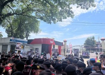 Keluarga almarhumah Winda Lorenza Gowasa bersama sejumlah massa aksi unjuk rasa di depan Polda Sumut (Foto Ist)