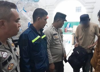 Personil Polseķ Siantar Selatan saat mengamankan Pria RHPS saat diamankan dari Indomaret
