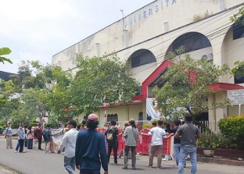 Mahasiswa Universitas Darma Agung (UDA) gelar aksi di depan kampus, Jalan Dr TD Pardede, Medan (Foto Ist)