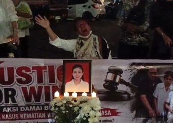 Keluarga besar almarhumah Winda Lorenza Gowasa elar aksi penyalaan, tampak sang ibu Yestin Laia dengan linangan air mata menyuarakan isi hatinya. (Foto Ist)