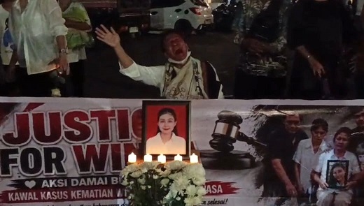 Keluarga besar almarhumah Winda Lorenza Gowasa elar aksi penyalaan, tampak sang ibu Yestin Laia dengan linangan air mata menyuarakan isi hatinya. (Foto Ist)
