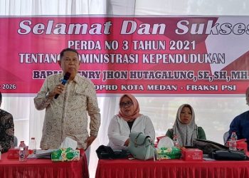 Anggota DPRD Kota Medan Henry Jhon Hutagalung SE, SH, MH saat sosialisasi Perda Kota Medan Nomor 3 Tahun 2021 tentang Administrasi Kependudukan. (Foto Ist)