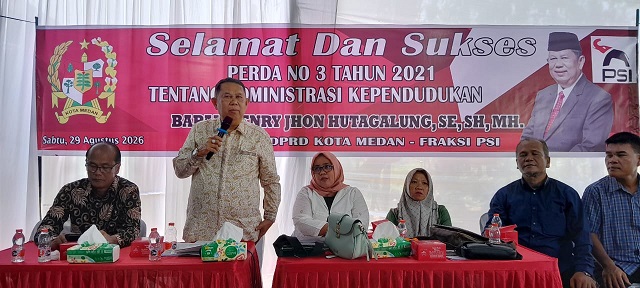 Anggota DPRD Kota Medan Henry Jhon Hutagalung SE, SH, MH saat sosialisasi Perda Kota Medan Nomor 3 Tahun 2021 tentang Administrasi Kependudukan. (Foto Ist)