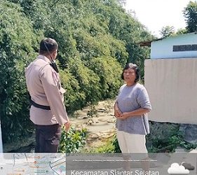 PS. Kanit Binmas AIPTU P. Manurung melakukan monitoring jembatan rusak dan masih digunakan masyarakat