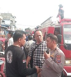 Polres Pematangsiantar dipimpin piket Padal Kasubsi Penmas Sie Humas IPDA Novi S.Sos bersama Polsek Siantar Utara pengecekan dan pengamanan terjadinya kebakaran ruko di Jalan Patuan Nagari