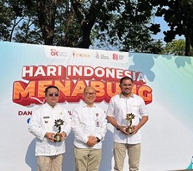 Wali Kota Pematangsiantar Wesly Silalahi SH MKn menerima penghargaan atas pencapaian Wilayah Implementasi KEJAR Terbaik Subkategori Kota/Kabupaten Regional Sumatera