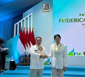 Wali Kota Pematangsiantar Wesly Silalahi SH MKn menerima penghargaan atas pencapaian Wilayah Implementasi KEJAR Terbaik Subkategori Kota/Kabupaten Regional Sumatera