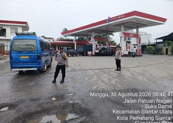 Piket Pawas IPDA VH Damanik bersama Bhabinkamtibmas AIPTU Yunus Sembiring dan AIPTU Hotlan Damanik serta Unit Samapta AIPDA Albinus Tarigan monitoring dan Gatur Lalin distribusi BBM di SPBU Jalan 14.211.209 depan Mako