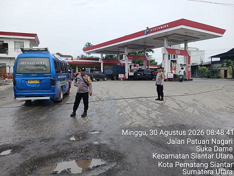Piket Pawas IPDA VH Damanik bersama Bhabinkamtibmas AIPTU Yunus Sembiring dan AIPTU Hotlan Damanik serta Unit Samapta AIPDA Albinus Tarigan monitoring dan Gatur Lalin distribusi BBM di SPBU Jalan 14.211.209 depan Mako