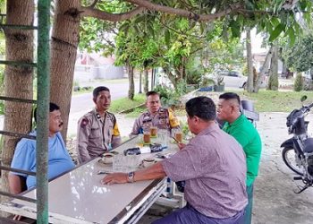 PS. Kanit Binmas Aiptu P. Manurung, Bhabinkamtibmas Kelurahan Karo Aiptu Eko Silalahi dan Bhabinkamtibmas Kelurahan Aek Nauli Aiptu Heri Tarigan sambang Kamtibmas kepada warga Jalan Narumondah
