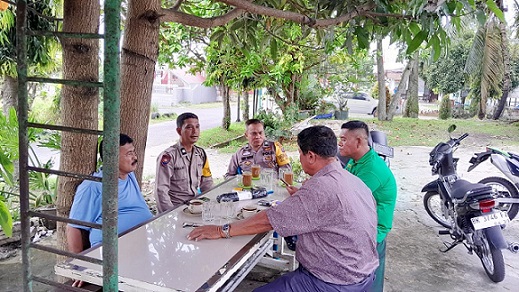 PS. Kanit Binmas Aiptu P. Manurung, Bhabinkamtibmas Kelurahan Karo Aiptu Eko Silalahi dan Bhabinkamtibmas Kelurahan Aek Nauli Aiptu Heri Tarigan sambang Kamtibmas kepada warga Jalan Narumondah