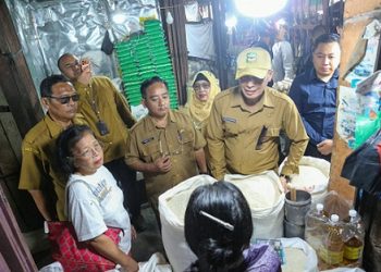 Wali Kota Pematangsiantar Wesly Silalahi SH MKn Lepas Tim Sidak Pada Pelaku Distribusi Barang Sekaligus Pengendalian Inflasi Daerah di Kota Pematangsiantar 