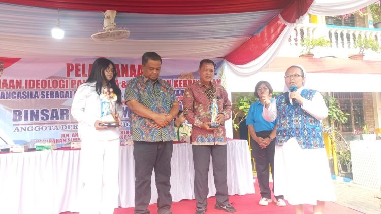 Anggota DPRD Medan Binsar Simarmata melaksanakan Pembinaan Ideologi Pancasila dan Wawasan Kebangsaan bagi masyarakat di halaman SMP Swasta Khatolik Assisi, Jalan Anggrek Raya, Simpang Selayang, Medan Tuntungan. (Foto Ist)
