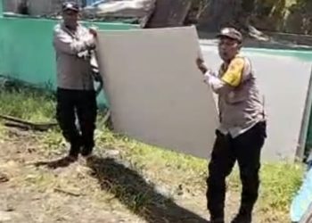 Bhabinkamtibmas Aiptu Deddy Syam dan  Aiptu R.P Damanik mengikuti gotong royong membangun rumah warga korban bencana alam angin kencang