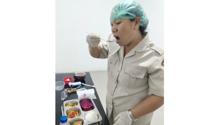 Kasi Dokkes Penda Anita R.Turnip S.Kep.Ns Laksanakan Safety Food di SPPG YKB