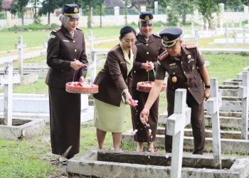 Kajari Pematangsiantar, Erwin Purba, SH tabur bunga di Makam Pahlawan