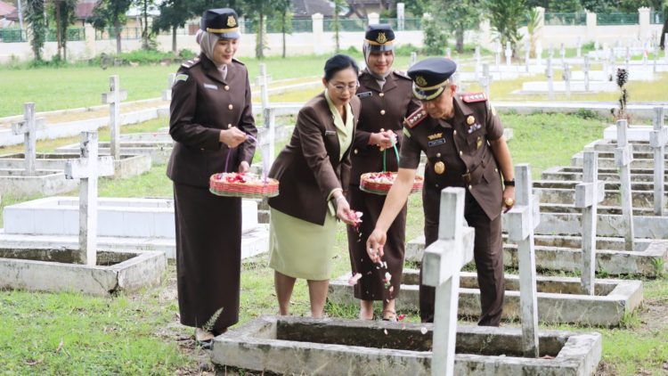 Kajari Pematangsiantar, Erwin Purba, SH tabur bunga di Makam Pahlawan