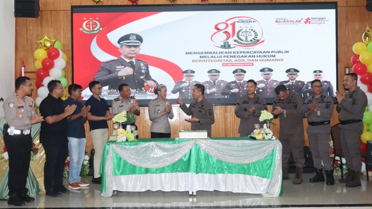 Kapolres Pematangsiantar AKBP Sah Udur T.M. Sitinjak SH. SIK. MH berikan Surprise Harlah Kejari RI Ke 81 ke Kejari Pematangsiantar