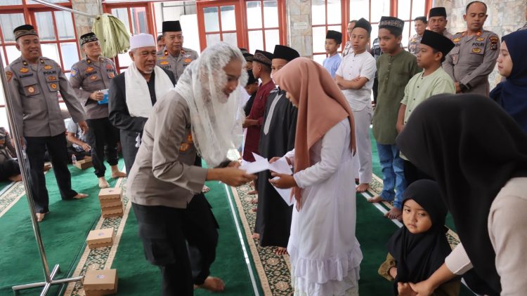 Kapolres Pematangsiantar AKBP Sah Udur T.M. Sitinjak S.H. S.I.K. M.H saat santuni Anak Yatim