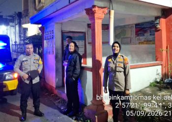 Kapolsek Siantar Selatan IPTU Suhaira Marbun SH didampingi empat personil piket laksanakan SALING di Pos Kamling Merah Putih