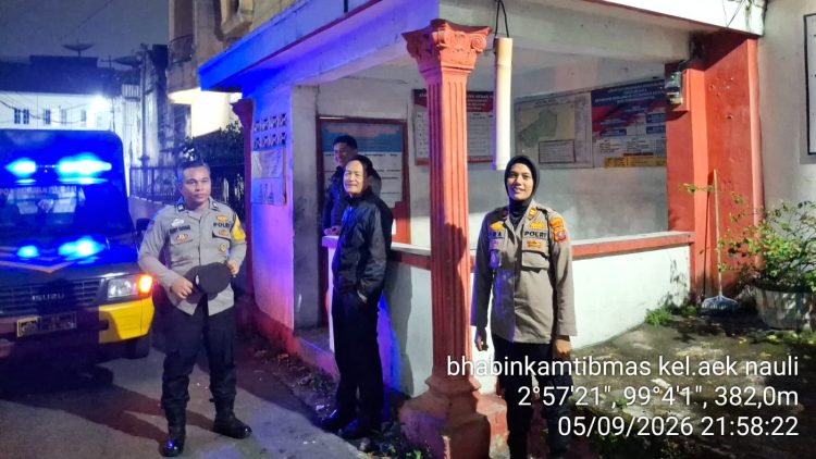 Kapolsek Siantar Selatan IPTU Suhaira Marbun SH didampingi empat personil piket laksanakan SALING di Pos Kamling Merah Putih