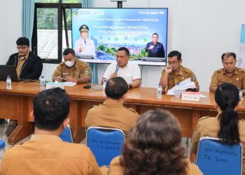 Kadiskominfo Pematangsiantar Johannes Sihombing SSTP MSi membahas Peraturan Wali Kota (Perwa) Penyelenggaraan Pematangsiantar Smart City.