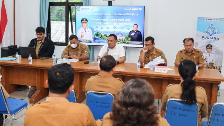 Kadiskominfo Pematangsiantar Johannes Sihombing SSTP MSi membahas Peraturan Wali Kota (Perwa) Penyelenggaraan Pematangsiantar Smart City.