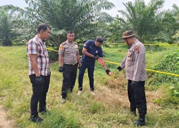 Kapolsek Gunung Malela AKP Hengky B. Siahaan, S.H. M.H bersama personil dan Tim Inafis saat olah TKP