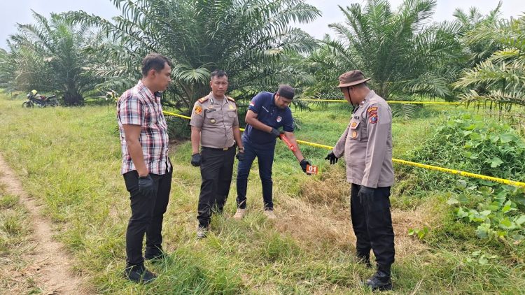 Kapolsek Gunung Malela AKP Hengky B. Siahaan, S.H. M.H bersama personil dan Tim Inafis saat olah TKP