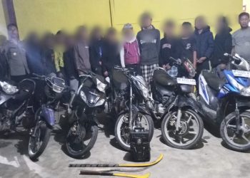 Ke 13 remaja dan barang bukti saat diamankan di Mako Polsek Dolok Silau