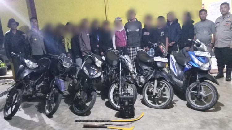 Ke 13 remaja dan barang bukti saat diamankan di Mako Polsek Dolok Silau