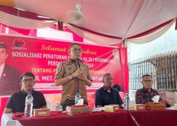 Ketua Komisi 4 DPRD Kota Medan, Paul Mei Anton Simanjuntak (MAS) SH saat sosper Perda Kota Medan Nomor 7 Tahun 2024 tentang Perubahan atas Perda Nomor 6 Tahun 2015 tentang Pengelolaan Persampahan. (Foto Ist)