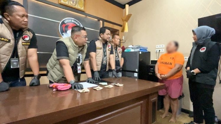 Penjual narkoba yanh ditangkap polisi. (Foto Ist)