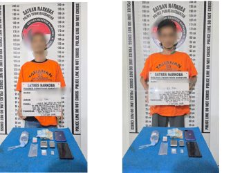 tersangka RPS dan RHL beserta barang bukti diamankan di ruangan Sat Resnarkoba Polres Pematangsiantar