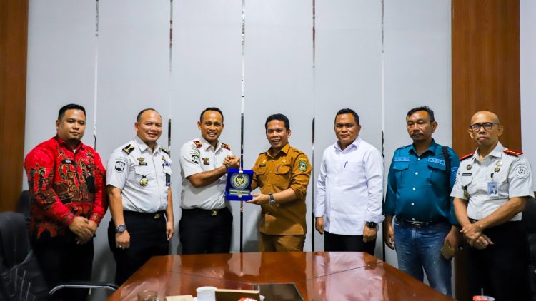 Wali Kota Pematangsiantar Wesly Silalahi SH MKn diwakili Sekda Junaedi Antonius Sitanggang SSTP MSi menyambut kunjungan rombongan dari Kanwil Ditjenpas Sumut di Balai Kota