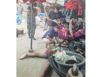 Personil Polseķ Bandar Huluan dan Tim Inafis AIPDA Sujid Saputra saat olah TKP