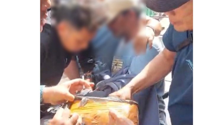 Pria uzur membawa ganja kering di Jalan Bunga Cempaka, Medan yang ditangkap polisi. (Foto Ist)