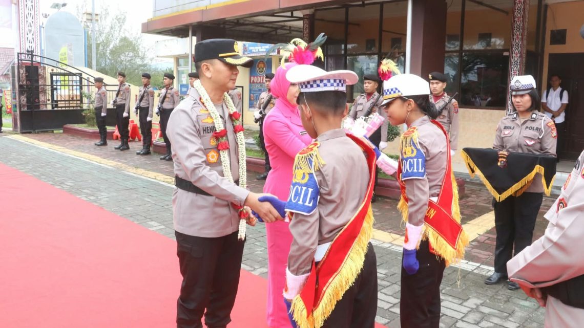 Pocil pengalungan bunga sambut Kapolres Simalungun yang baru AKBP Dr. Hendri Nupia Dinka Barus, S.H., S.I.K. M.M didampingi Ketua Bhayangkari Cabang Simalungun Ny. Nani Hendri Barus