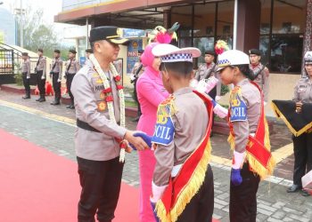 Pocil pengalungan bunga sambut Kapolres Simalungun yang baru AKBP Dr. Hendri Nupia Dinka Barus, S.H., S.I.K. M.M didampingi Ketua Bhayangkari Cabang Simalungun Ny. Nani Hendri Barus