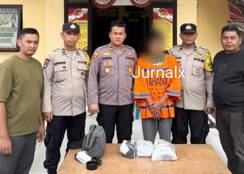 Tersangka S dan barang bukti diapit Kapolsek Sianțar Timur IPTU Chandra Ritonga SH. MH dan Kanit Reskrim IPDA Indrawan