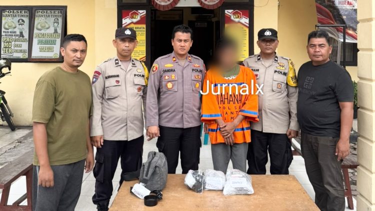 Tersangka S dan barang bukti diapit Kapolsek Sianțar Timur IPTU Chandra Ritonga SH. MH dan Kanit Reskrim IPDA Indrawan