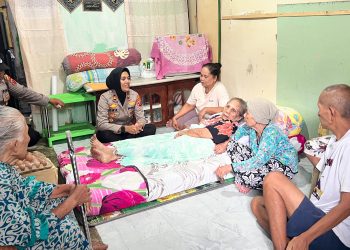 Kapolsek Siantar Selatan IPTU Suhaira Marbun, S.H. bersama personelnya sambangi Ibu Siti Chairani dan salurkan bantuan