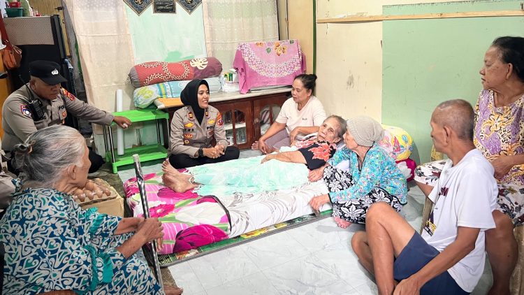 Kapolsek Siantar Selatan IPTU Suhaira Marbun, S.H. bersama personelnya sambangi Ibu Siti Chairani dan salurkan bantuan
