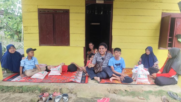 Reinhard Raji Manurung bantu lima disabilitas di Hatonduhan